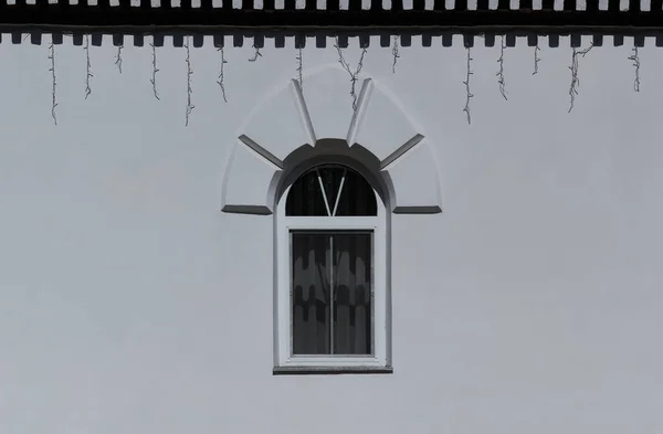 Białe Okno Zostało Otwarte Gdzie Okno Było Betonowych Ścianach Kolorze — Zdjęcie stockowe