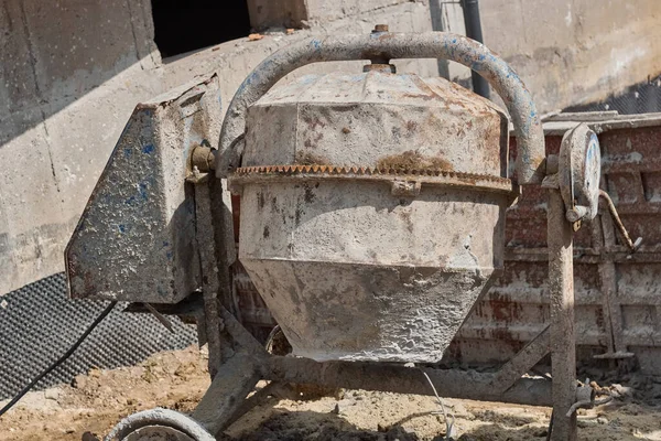 Beton karıştırıcı kapat.