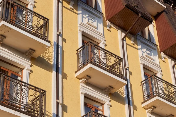 Krem rengi modern bir otel binasının ön planı. Güzel modern mimari. 