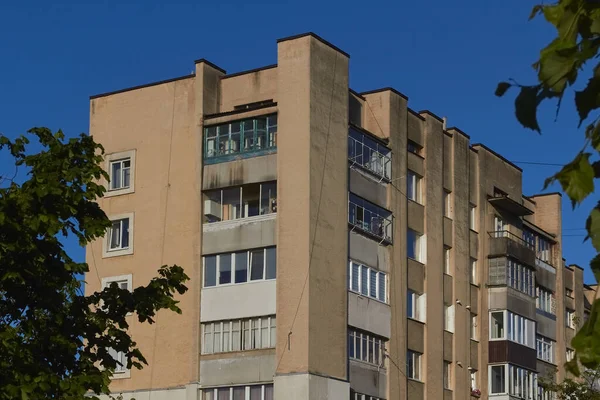 Eski bir apartman manzarası. Eski bir gökdelenin ön planı. 