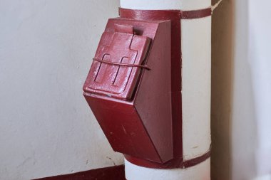 Kahverengi çöp kutusu girişte..