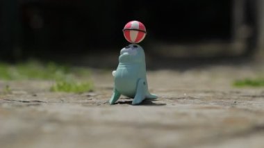 Mühür oyuncağı. Burnunda bir top olan mavi tüylü fok. Yara motoru olan bir kürk foku. Kürklü fok oyuncağı gezintisi. 