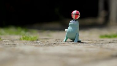 Mühür oyuncağı. Burnunda bir top olan mavi tüylü fok. Yara motoru olan bir kürk foku. Kürklü fok oyuncağı gezintisi. 