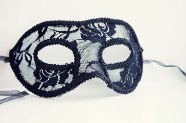 Beyaz arka plan üzerinde izole karnaval veya tiyatro maskesi