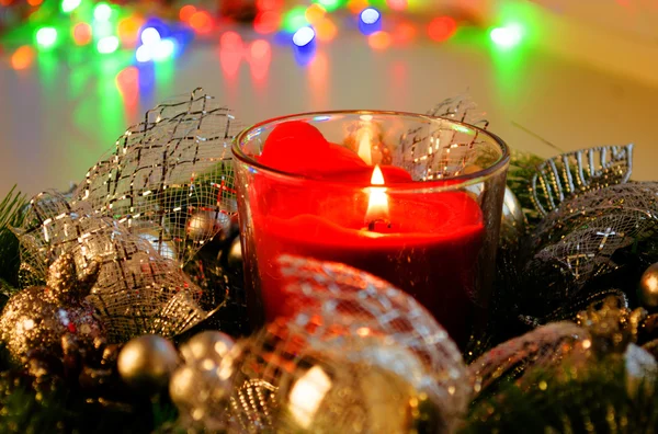 Рождественская елка украшена огнями подарки игрушки, свечи и гирлянда освещения в помещении камин — стоковое фото