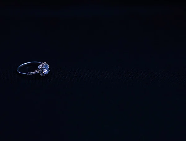 Siyah arkaplanda elmas yüzük mücevheri - alanı kopyala