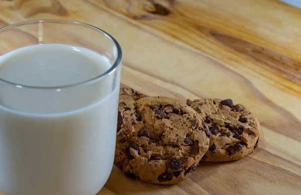 Chocolate Chip Cookies Und Milch Auf Holztisch Kopierfläche — Stockfoto