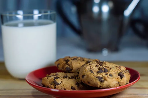 Chocolate Chip Cookies Auf Rotem Teller Und Milch Auf Holztisch — Stockfoto
