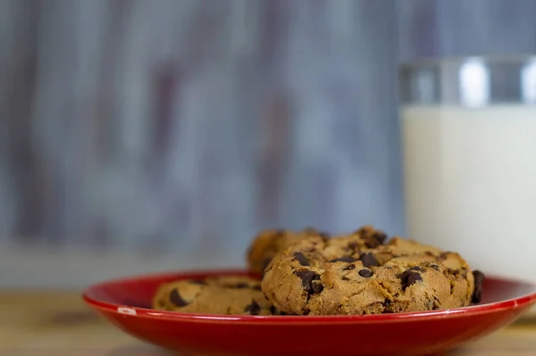 Chocolate Chip Cookies Auf Rotem Teller Und Milch Auf Holztisch — Stockfoto