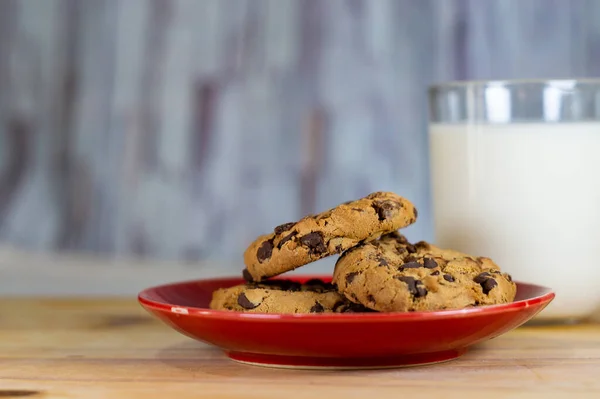Chocolate Chip Cookies Red Plate Milk Wooden Table Copy Space — Stock Photo, Image