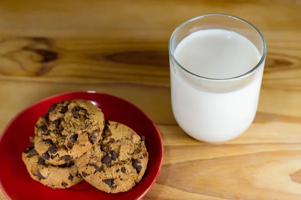 Chocolate Chip Cookies Red Plate Milk Wooden Table Copy Space — Stock Photo, Image