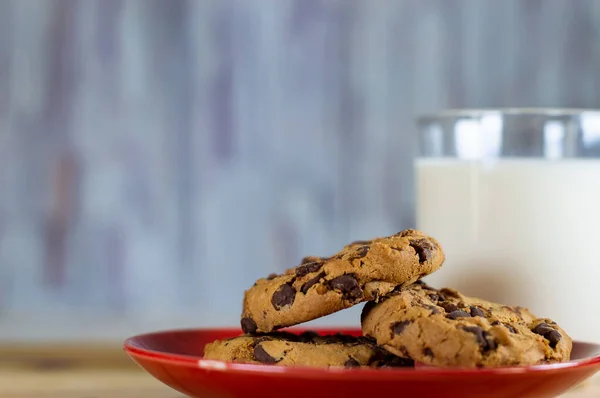 Cioccolato Chip Cookies Piatto Rosso Latte Tavolo Legno Spazio Copia — Foto Stock