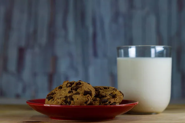 Chocolate Chip Cookies Red Plate Milk Wooden Table Copy Space — Stock Photo, Image