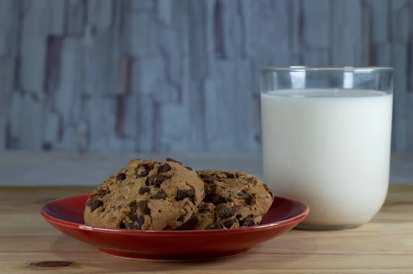 Chocolate Chip Cookies Auf Rotem Teller Und Milch Auf Holztisch — Stockfoto