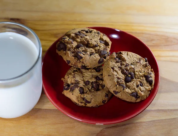 Chocolate Chip Galletas Plato Rojo Leche Mesa Madera Área Espacio —  Fotos de Stock