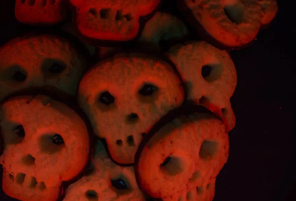 Cadılar Bayramı kafatası kurabiyeleri - siyah arkaplan fotokopi alanı - korku hali