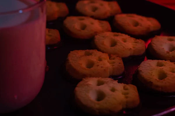Bir bardak sütlü cadılar bayramı kafatası kurabiyeleri - siyah arkaplan fotokopi alanı - korku hali