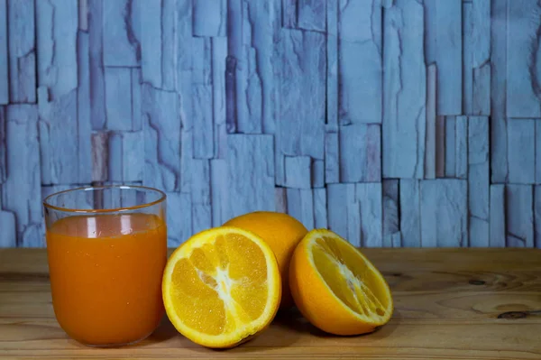 Orangensaftglas Auf Holztisch — Stockfoto