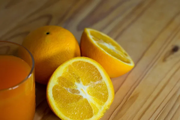 Copo Suco Laranja Mesa Madeira — Fotografia de Stock