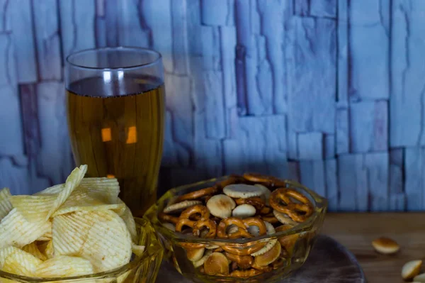 Kall Och Vågiga Potatischips Skål Och Salta Snacks Pretzel Ett — Stockfoto