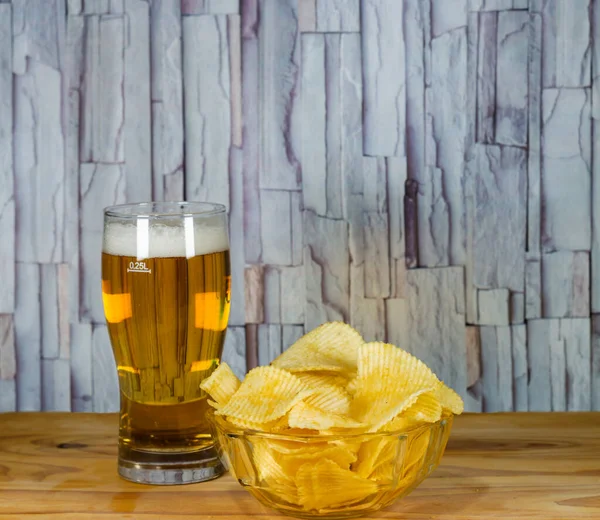 Kall Och Vågiga Potatischips Skål Och Salta Snacks Pretzel Ett — Stockfoto