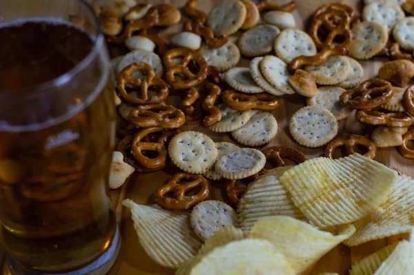 Kall Och Vågiga Potatischips Skål Och Salta Snacks Kringla Ett — Stockfoto