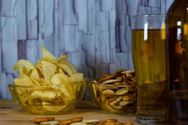 Kall Och Vågiga Potatischips Skål Och Salta Snacks Pretzel Ett — Stockfoto