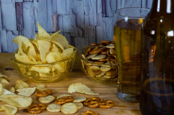 Kall Och Vågiga Potatischips Skål Och Salta Snacks Pretzel Ett — Stockfoto