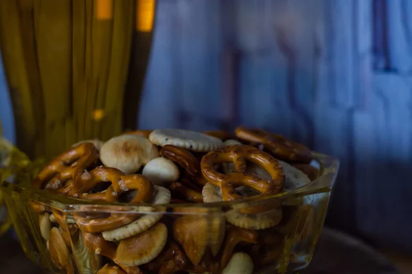 Soğuk bira ve sallanan patates cipsi ahşap bir masada bir kasede - boş fotokopi alanı