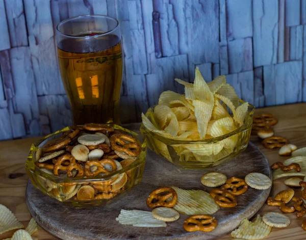 Kall Och Vågiga Potatischips Skål Och Salta Snacks Pretzel Ett — Stockfoto