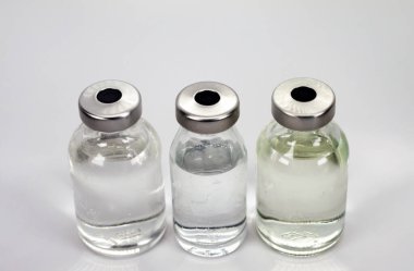 Virüse karşı üç aşı şişesi - tıbbi ekipman Coronavirus COVID19 - Beyaz arka plandaki kopyalama alanını kapatın