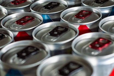 Parlak Gümüş Alüminyum Soda Kutuları Bir Grupta - kırmızı ve mavi - kapalı kutular - Birçok içecek teneke enerji içeceği