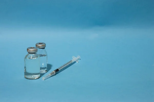 Equipos Médicos Contra Coronavirus Jeringa Con Vacunas Sobre Fondo Azul — Foto de Stock