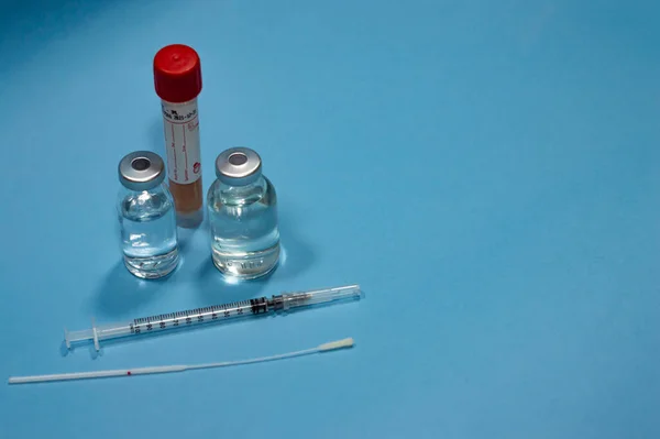 Medical Equipment Coronavirus Covid Test Tampoon Syringe Vaccines Blue Background — Stock Photo, Image