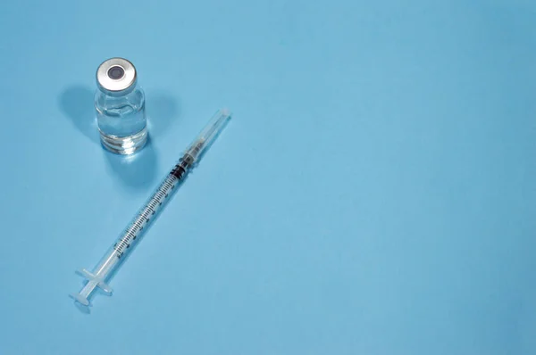 Equipos Médicos Contra Coronavirus Jeringa Con Vacunas Sobre Fondo Azul — Foto de Stock