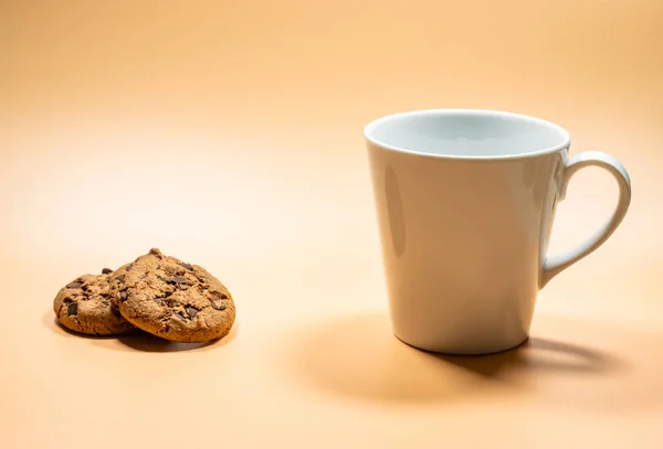 Close White Mug Milk Some Dark Chocolate Chip Cookies Empty — Stock Photo, Image