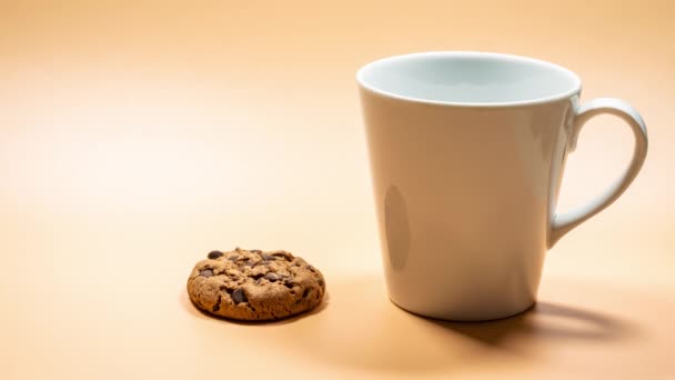 Stapel Van Drie Chocolade Chips Koekjes Koffie Witte Cup Stop — Stockvideo