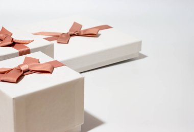 Boş beyaz arkaplan kopyalama alanı üzerindeki üç beyaz hediye kutusunu kapat