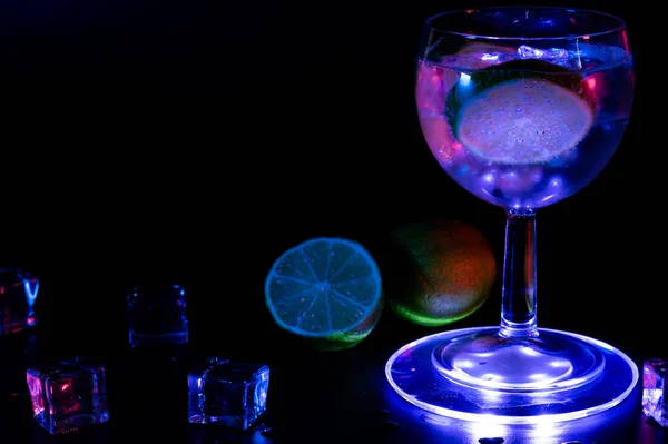 Cocktail Gin Tonique Dans Verre Avec Citron Vert Des Glaçons — Photo