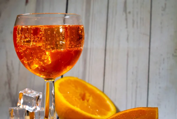 Yatay italyan spreyi buz küpleri ve portakallarla yakın çekim, aperitivo italiano klasik beyaz ahşap arka plan boş fotokopi alanı