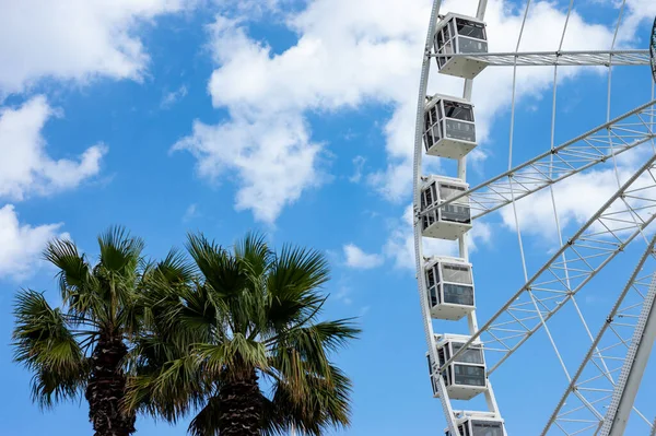 Grande Roue Par Une Journée Ensoleillée Avec Des Nuages Blancs — Photo