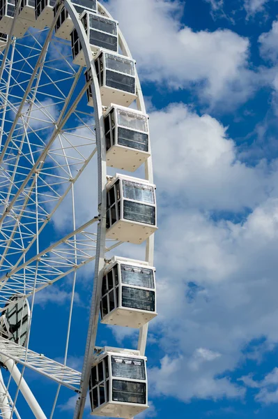 Cabines Roue Ferris Dans Une Journée Ensoleillée Avec Des Nuages — Photo