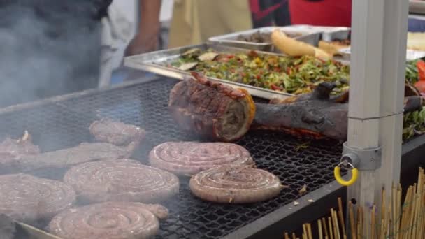 烤香肠 背景为烤猪肉和蔬菜 意大利街头食品活动 — 图库视频影像