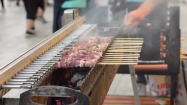 Geleneksel İtalyan Arrosticini, ahşap bir çubukta kızarmış koyun eti, İtalya 'da sokak yemeği etkinliği.