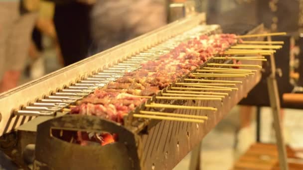 Tradiční Italské Arrosticini Pečené Ovčí Maso Dřevěné Tyčce Pouliční Jídlo — Stock video
