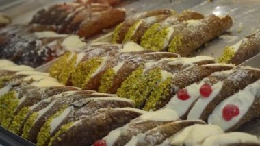 Geleneksel cannoli siciliani peynirli, fıstıklı, çikolatalı ve şekerli.