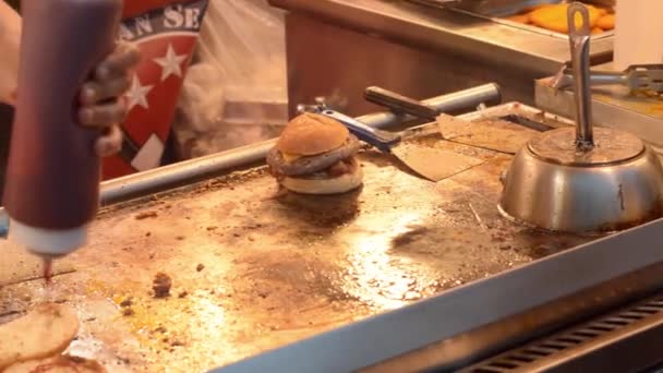 Sanduíche Hambúrguer Comida Rua Com Molho Cebola Churrasco Preparação Com — Vídeo de Stock