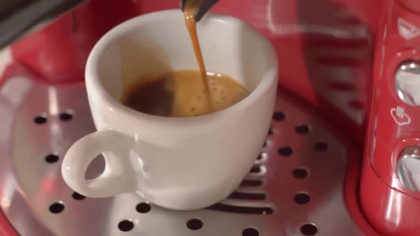 Kırmızı Kahve Makinesi Beyaz Fincana Sıcak Kahve Dolduruyor Talyan Espresso — Stok video