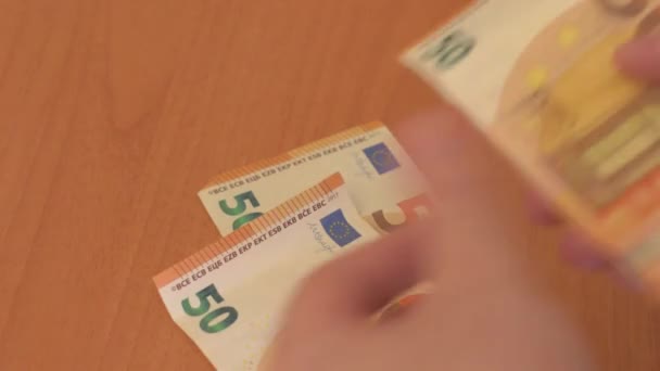 Man Hands Kapat Euro Paralarını Ahşap Masaya Say — Stok video