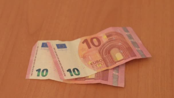 Μέτρηση Των Χρημάτων Του Ευρώ Στο Τραπέζι Τοποθέτηση Τραπεζογραμματίων Στο — Αρχείο Βίντεο